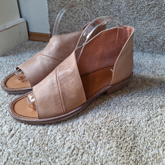 NWOT Free People Mont Blanc Asymmetrical Sandals Tan Womens size 38 - Picture 1 of 8